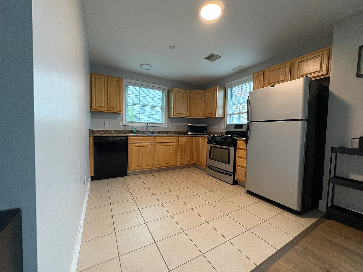 2 bed, 950 sqft, $1,900 — Photo 1
