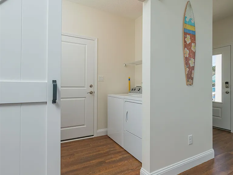 6832 Middleton Ave — Photo 16