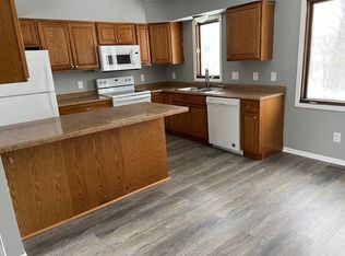 2714 Rolling Oak Rd, Burnsville, MN 55337