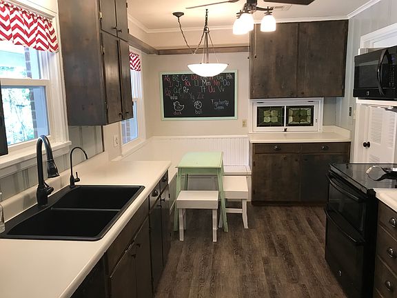 Kitchen w/spacious cabinets