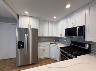 9S070 Lake Dr #13-203, Willowbrook, IL 60527