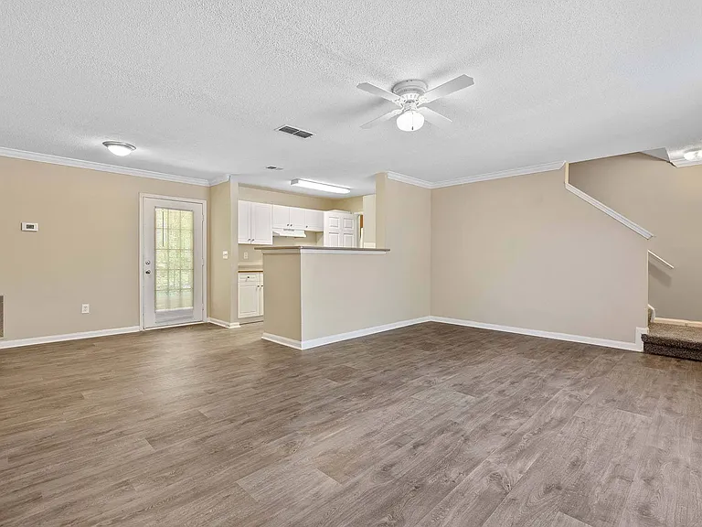 Alexander Crossing Apartments & Townhomes — Photo 12