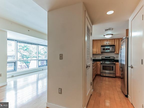 5th image of 1034 Spruce St Unit 202
