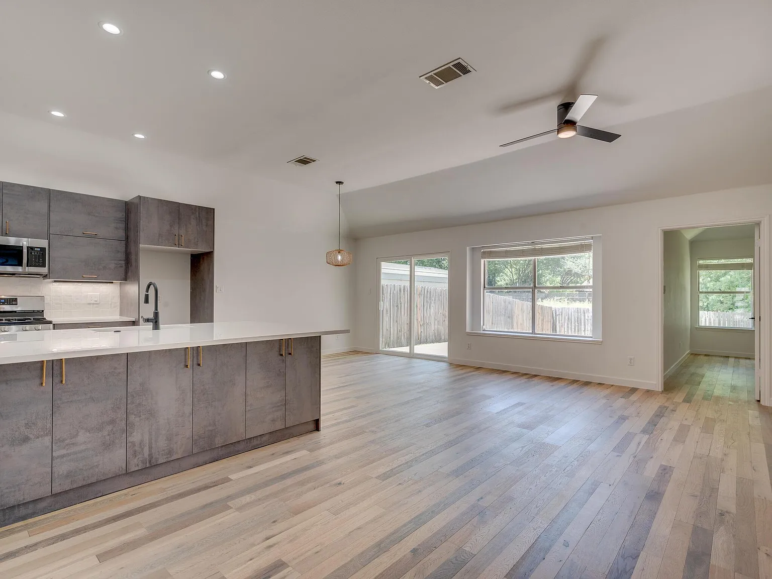 4 bed, 2.0 bath, 1369 sqft, $2,795 — Photo 4