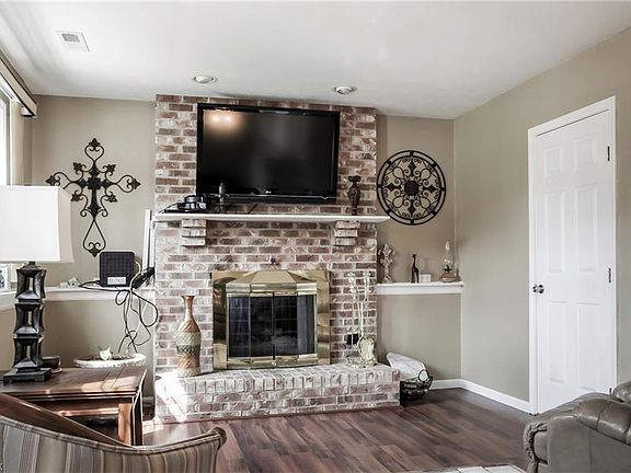 4th image of 1544 Roseland Dr