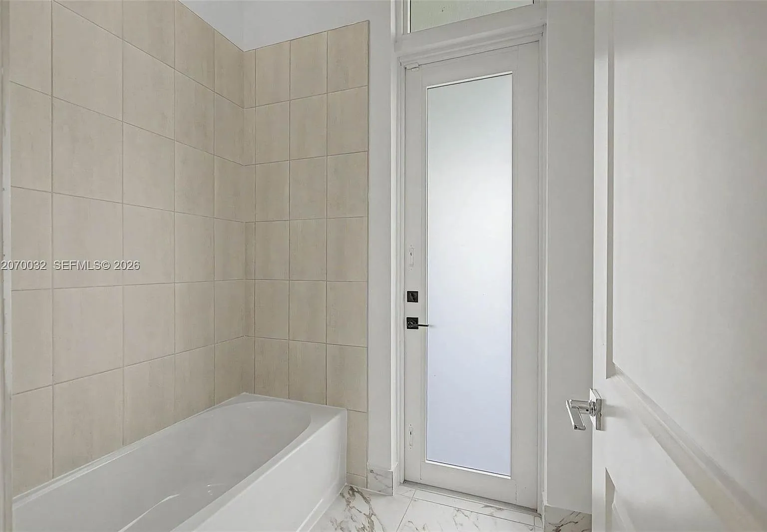 5 bed, 4.0 bath, 5318 sqft, $12,500 — Photo 2