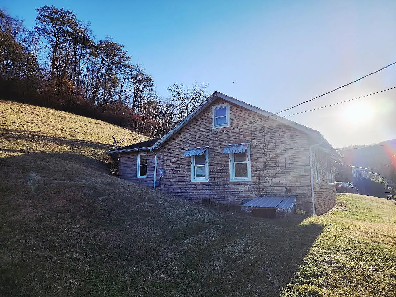 3 bed, 1.0 bath, 1050 sqft, $1,000 — Photo 2