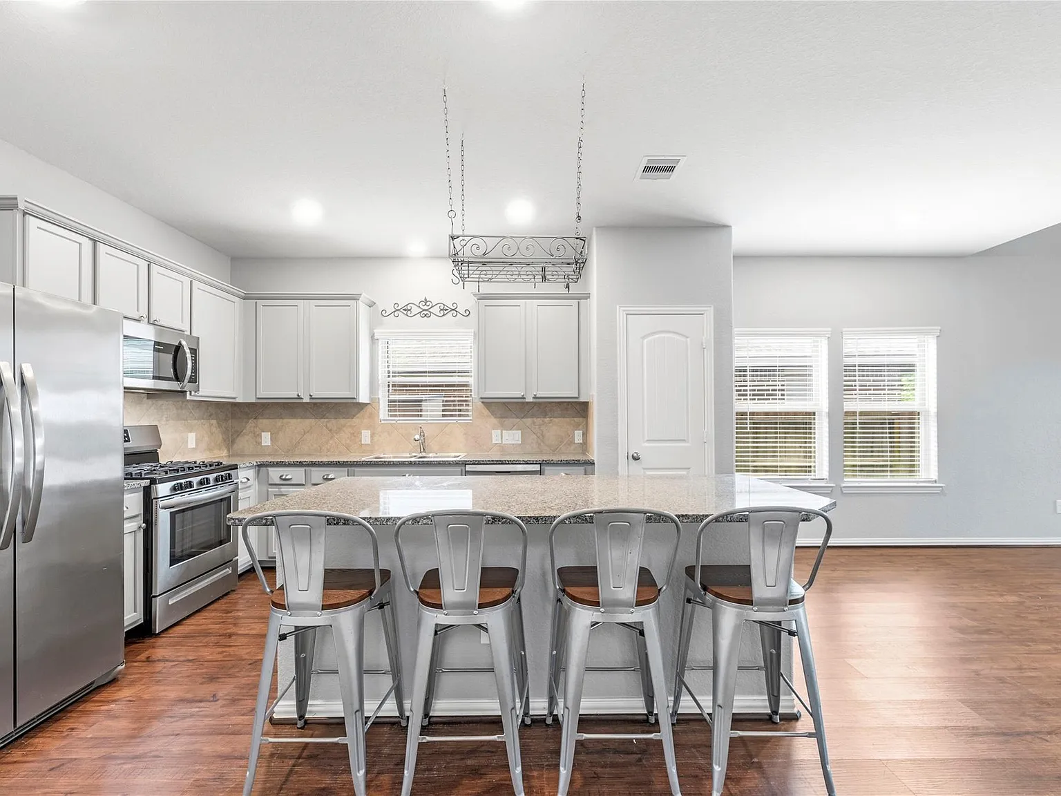 3 bed, 2.5 bath, 2498 sqft, $2,800 — Photo 3