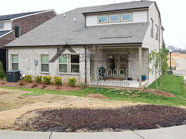 1028 Fenner Ln — Photo 3