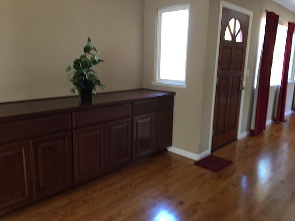 3rd image of 960 Planetree Pl