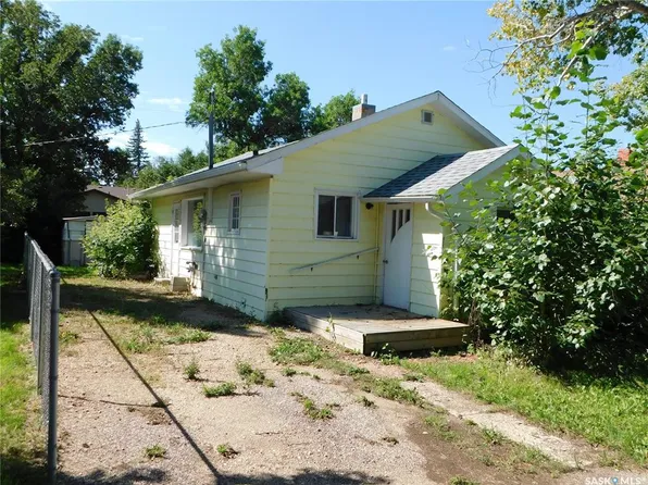 410 6th AVENUE E, Assiniboia, SK S0H 0B0