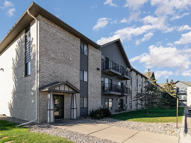 Hutchinson, MN Deer Park Apartments | Exterior