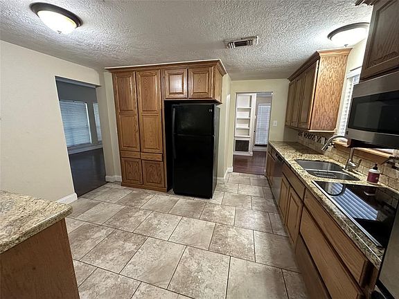 5th image of 401 Woodmont Dr