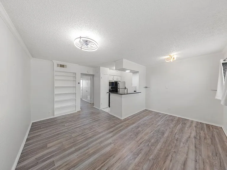 2401 Manor Rd #123 — Photo 7