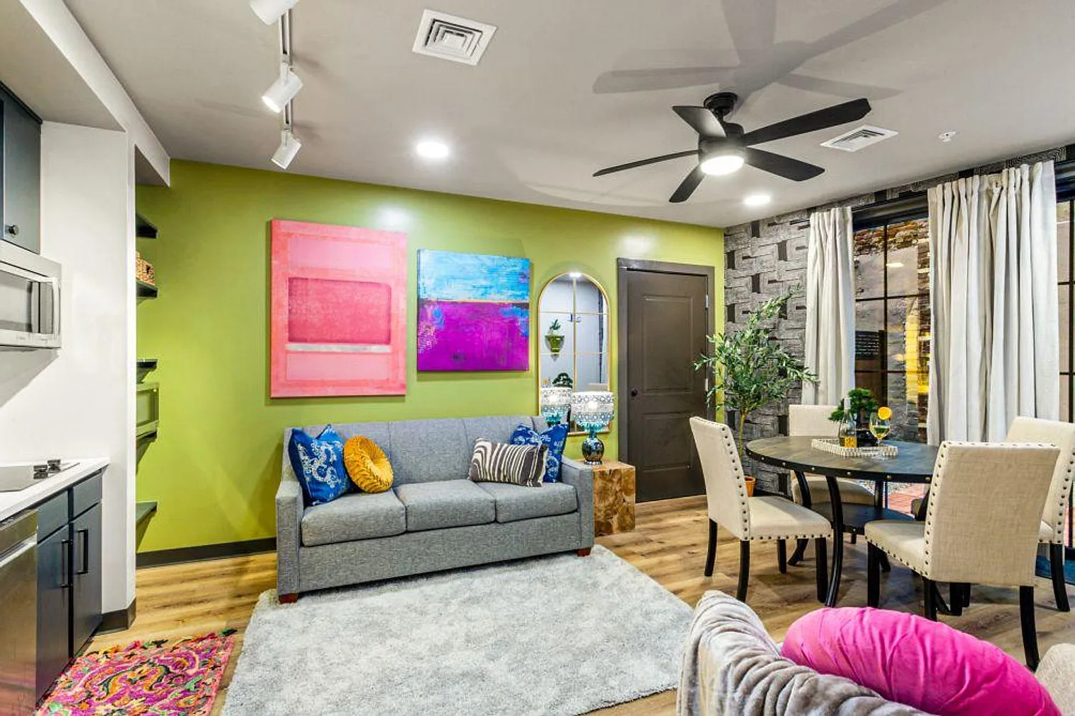 2 bed, 1.0 bath, 904 sqft, $6,480 — Photo 1