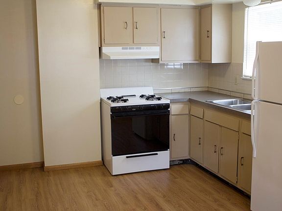 3rd image of 2482 Maplehurst Dr