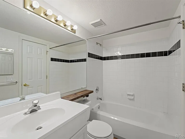 6082 Colony Cir — Photo 11
