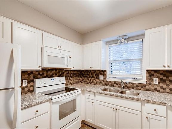 5th image of 80 Montre Sq NW
