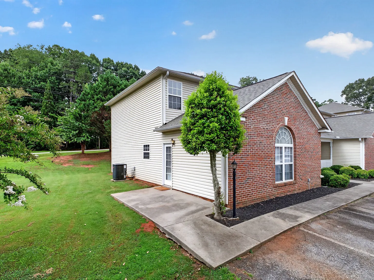 3 bed, 2.5 bath, 1367 sqft, $1,795 — Photo 2