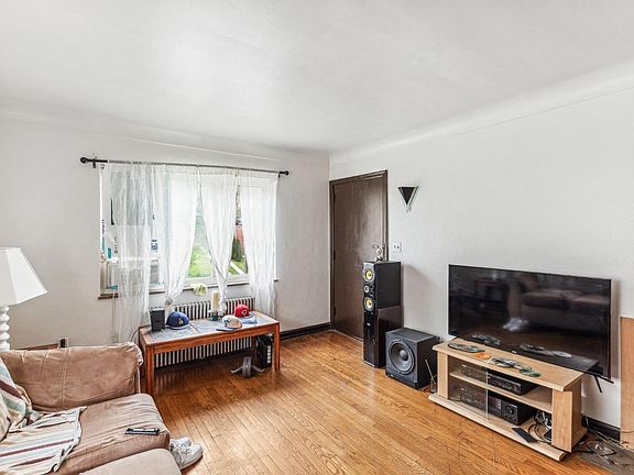 5th image of 3916 Vine St