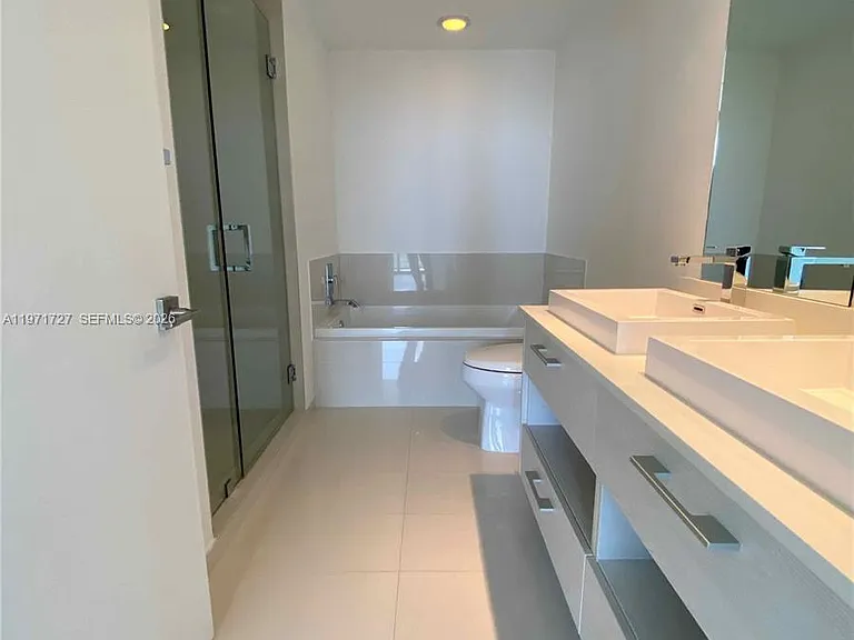 45 SW 9th St #3703 — Photo 36