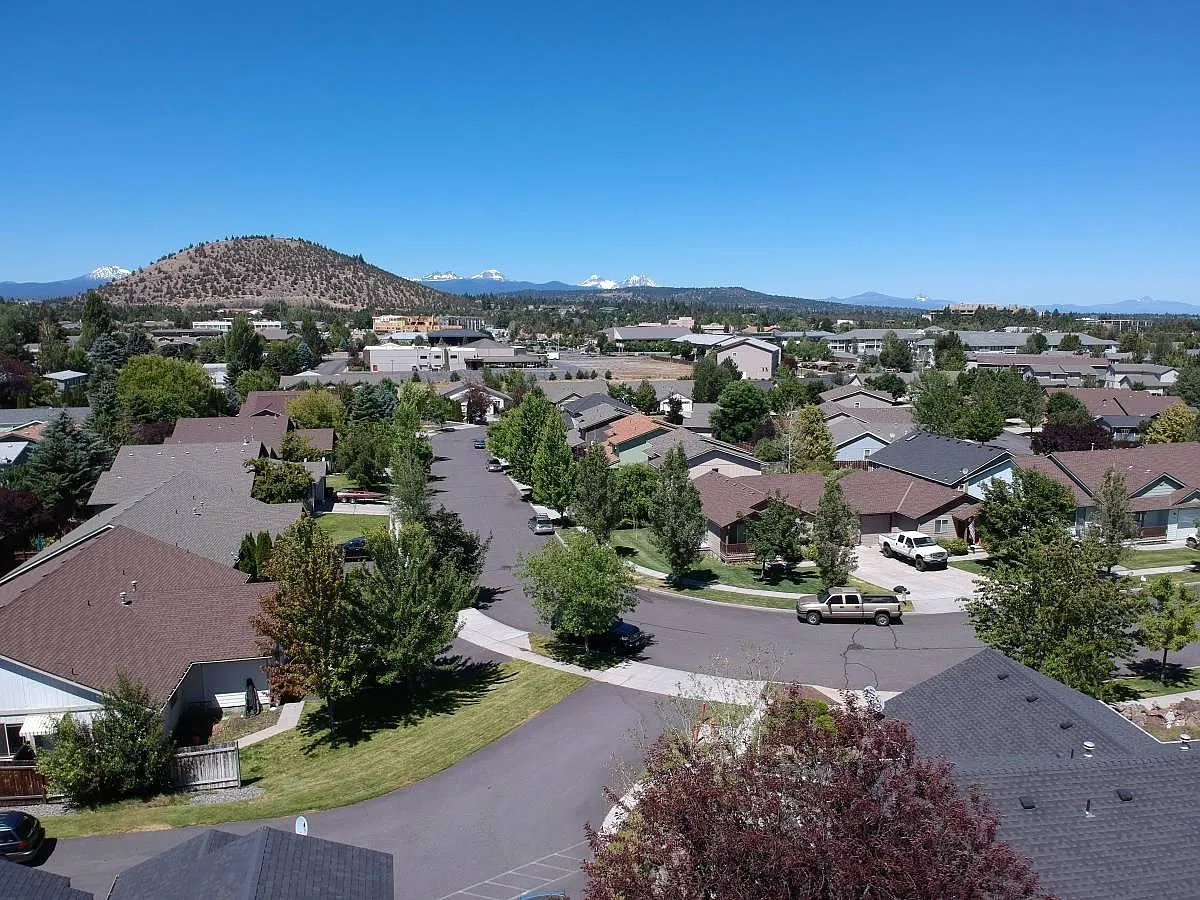 2 bed, 1.5 bath, 1184 sqft, $1,895 — Photo 2