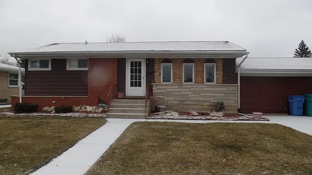 4845 Sunnyside Dr photo 1