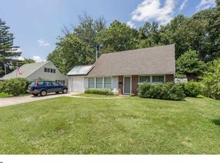 37 Hedge Rd, Levittown, PA 19056