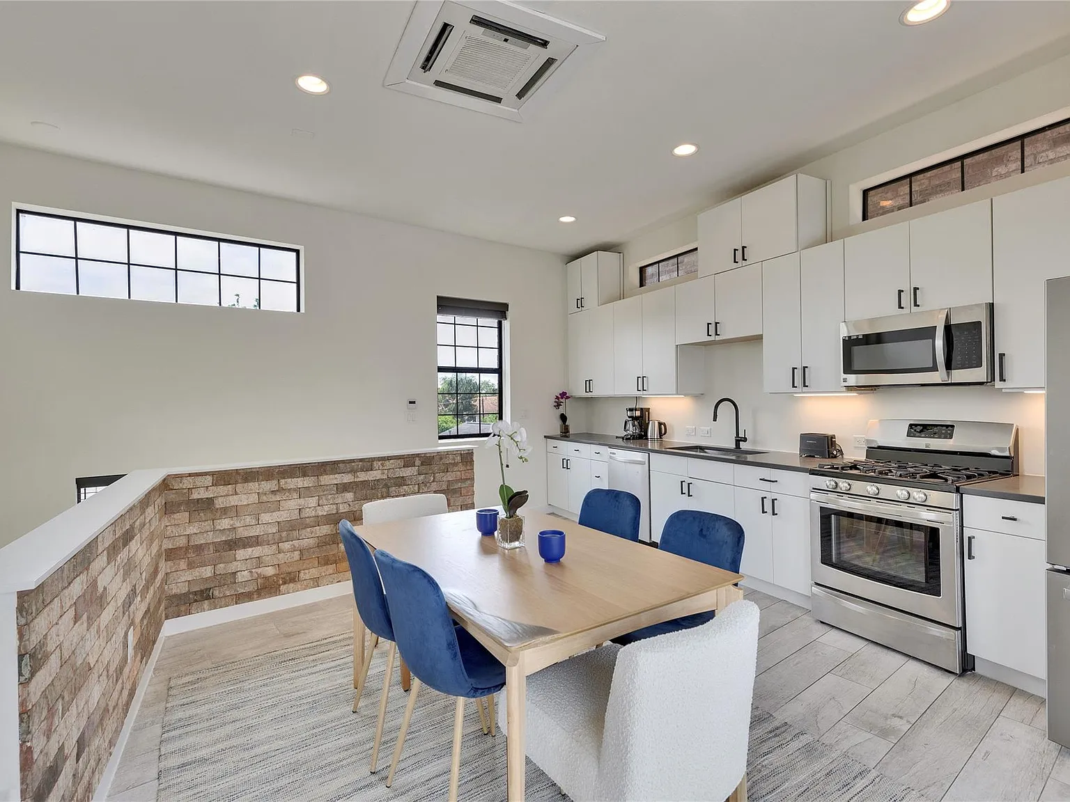 2 bed, 2.5 bath, 1422 sqft, $4,000 — Photo 2