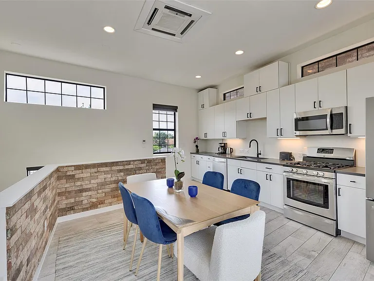 808 E Lydia St — Photo 2
