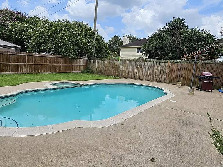 16.SpaciousBackyard- Poolside BBQ
