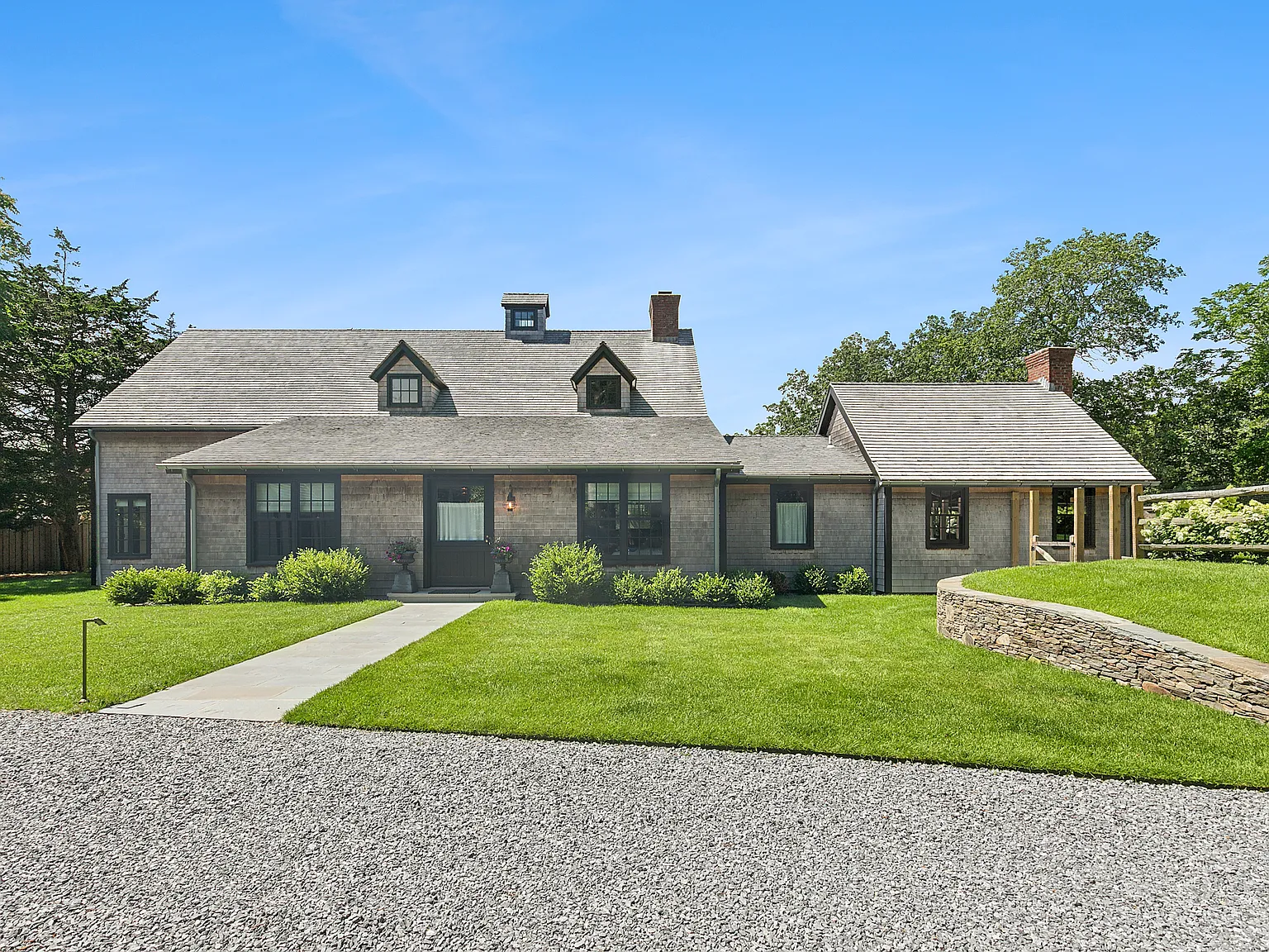 Stunning Designer Retreat In Bell Estate — Photo 2