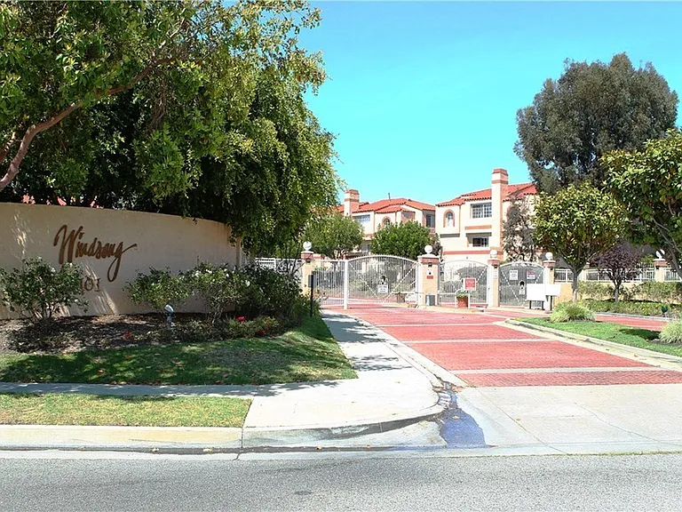 3101 Plaza Del Amo — Photo 4