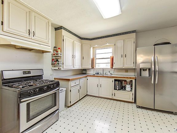 5th image of 121 Fern St