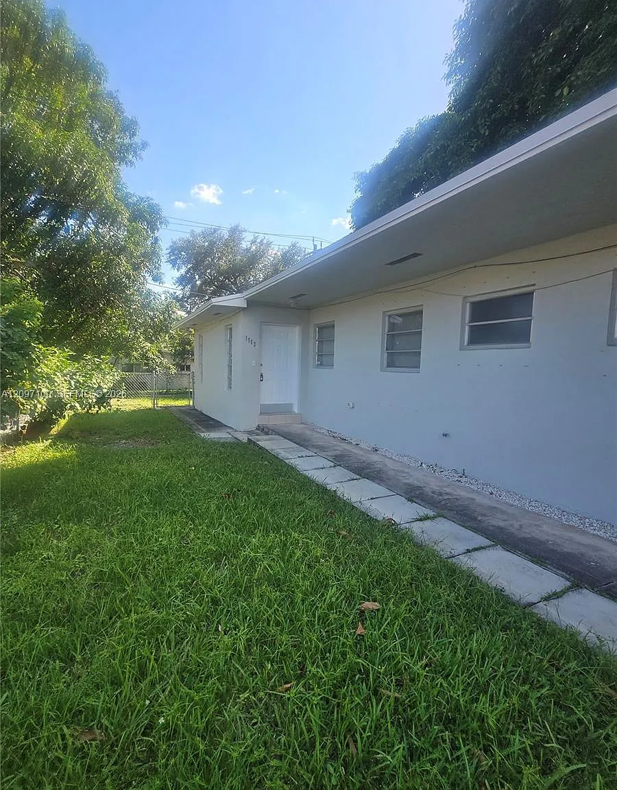 Biscayne Court — Photo 2