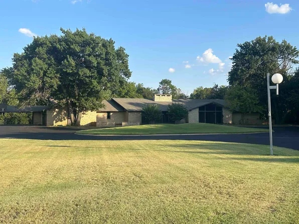 1000 Edge Of The Woods Rd, Fairview, OK 73737