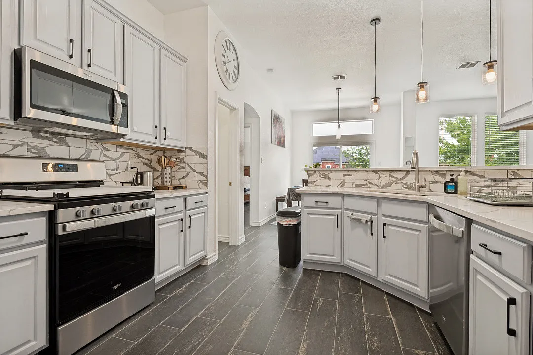 4 bed, 2250 sqft, $4,200 — Photo 3