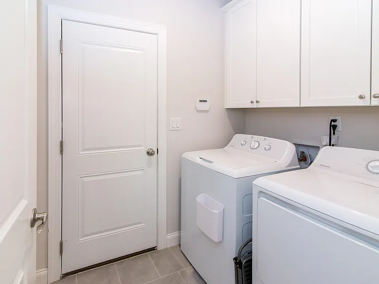 2544 Oxford Cir — Photo 11