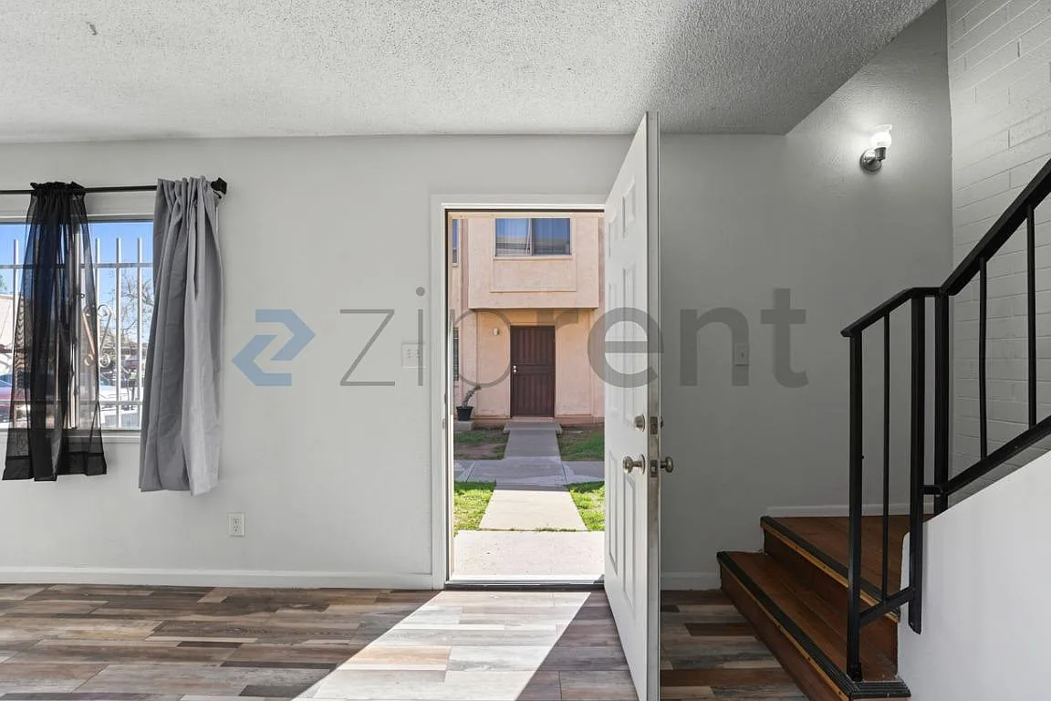 3 bed, 1.5 bath, 1008 sqft, $1,800 — Photo 4