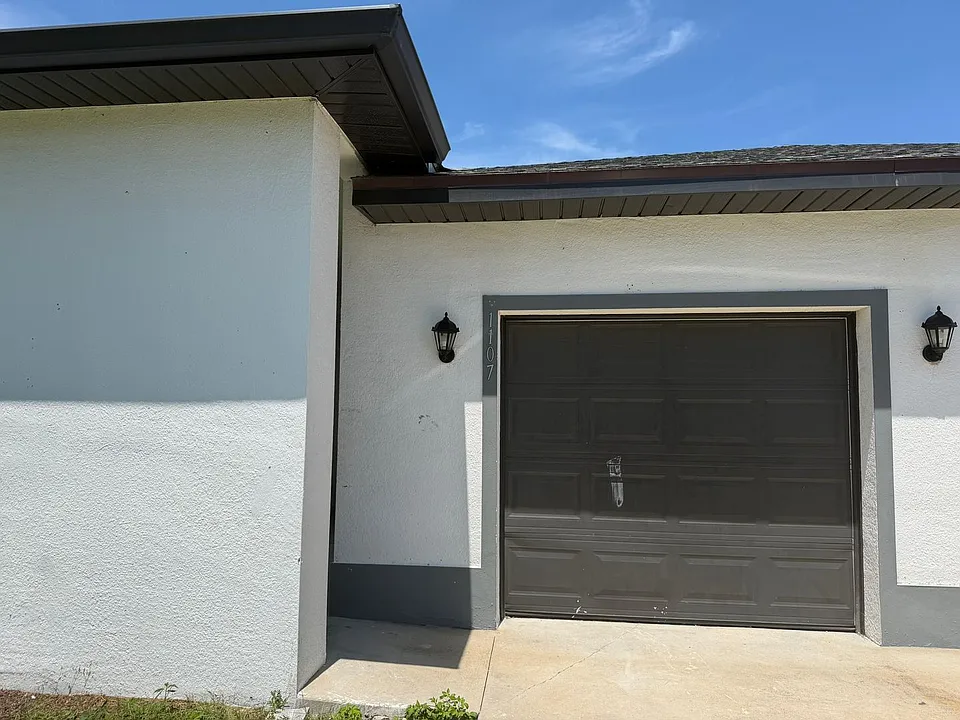 1107 Abrams Blvd
