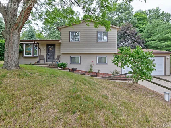 1731 Dunwoodie St, Ortonville, MI 48462