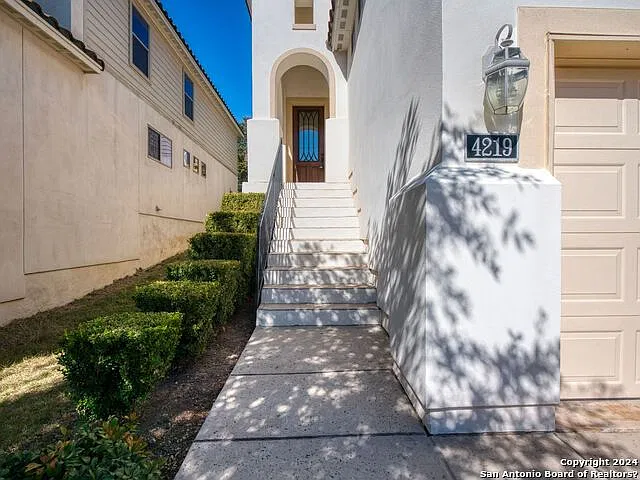 3 bed, 2.5 bath, 1988 sqft, $2,500 — Photo 2