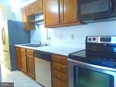 newer appliances, plenty of cabinets