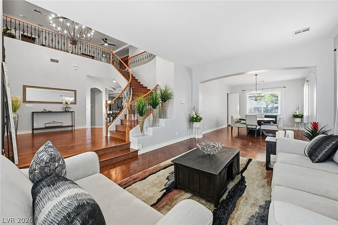 5 bed, 4.5 bath, 5049 sqft, $15,000 — Photo 4
