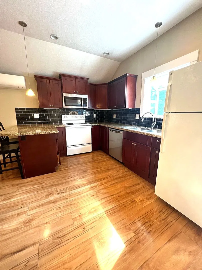 2 Bed/1 Bath Private Remodeled Home in desirable Jennings Lodge Neighborhood. — Photo 3