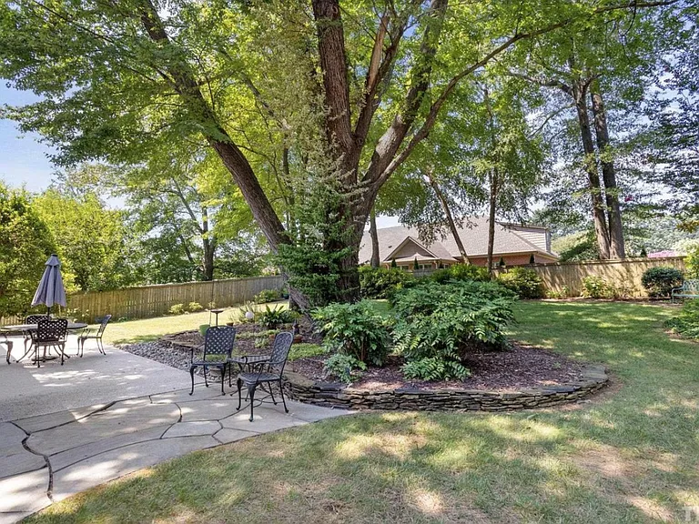 426 Devonshire Ln — Photo 14