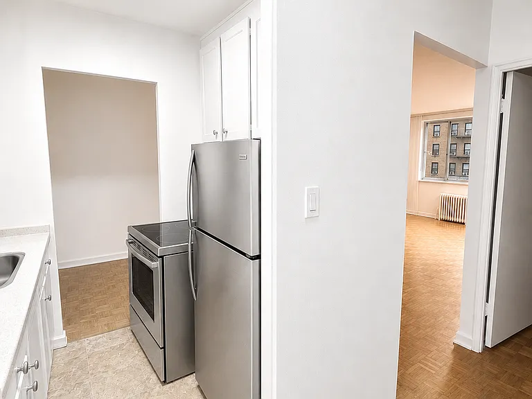 2412 Queen St E — Photo 2