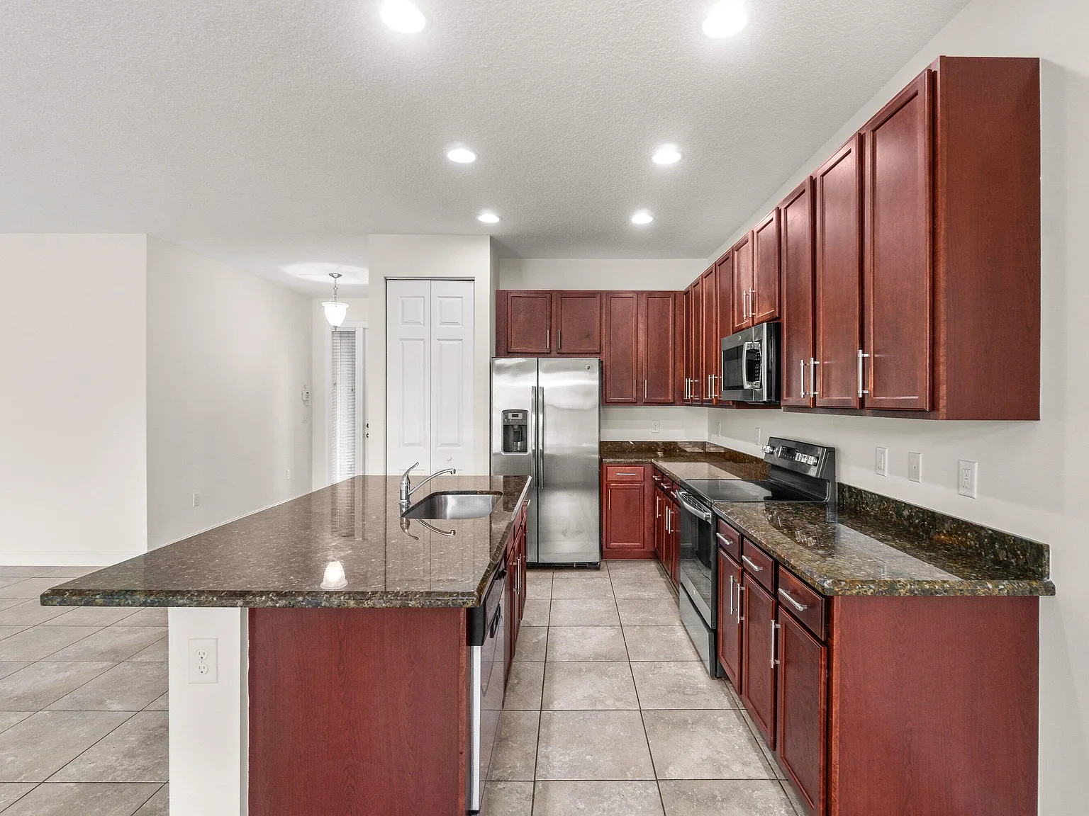 4 bed, 3.0 bath, 2305 sqft, $5,100 — Photo 4