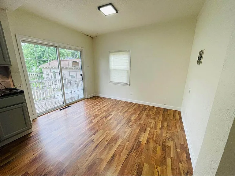 112 W Lincoln St — Photo 9