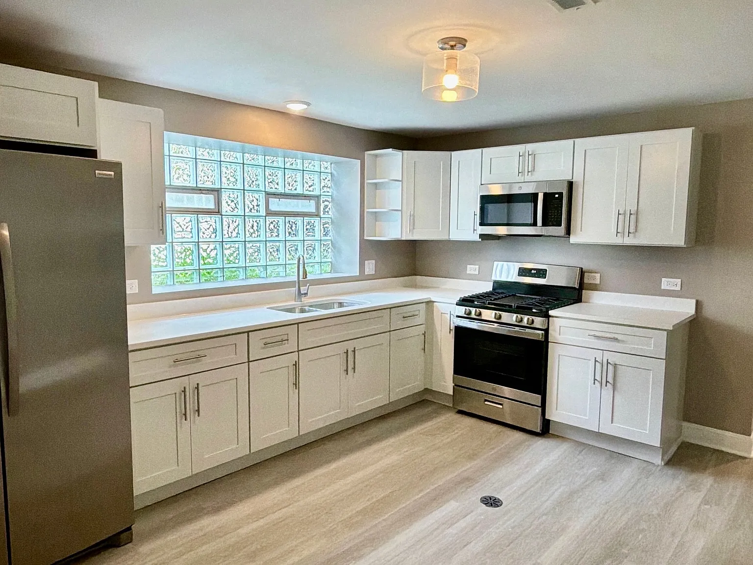 3 bed, 1100 sqft, $1,700 — Photo 2